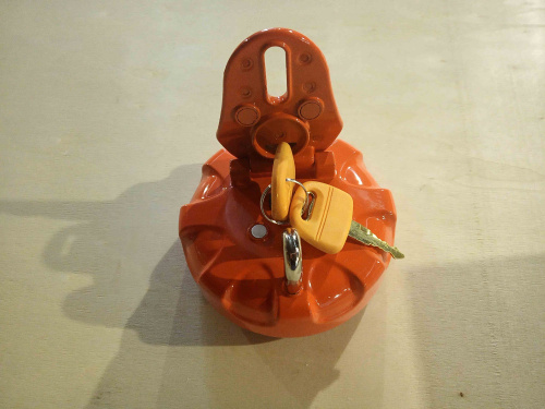 Крышка топливного бака с 2-мя замками K1004266 DX225 для спецтехники  Крышка топливного бака с 2-мя замками K1004266 DX225 для спецтехники